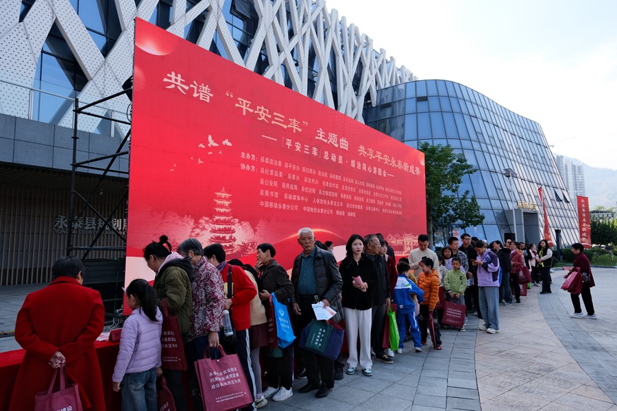 现场群众有序排队参加活动。