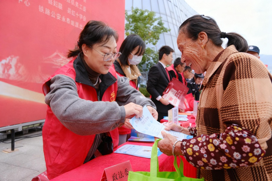 工作人員認真為群眾普法。