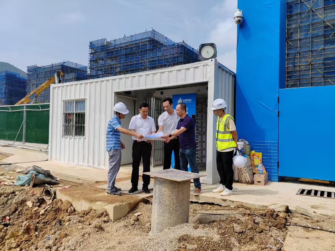 融僑開發區黨員攻堅組在一線協調項目問題