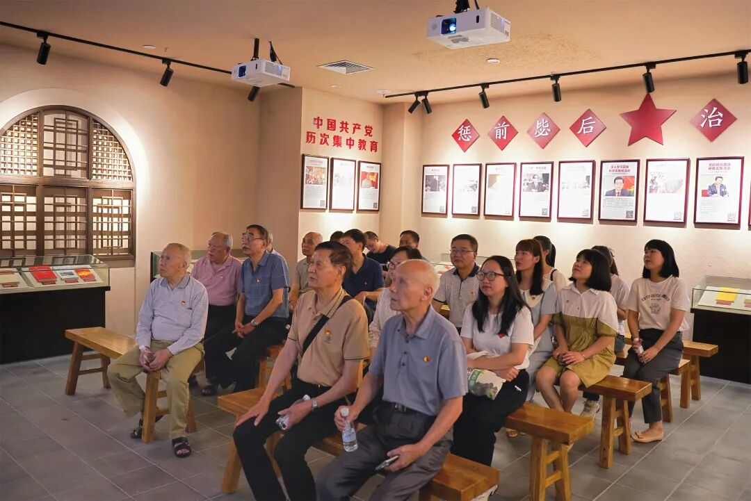 定期组织老同志学习
