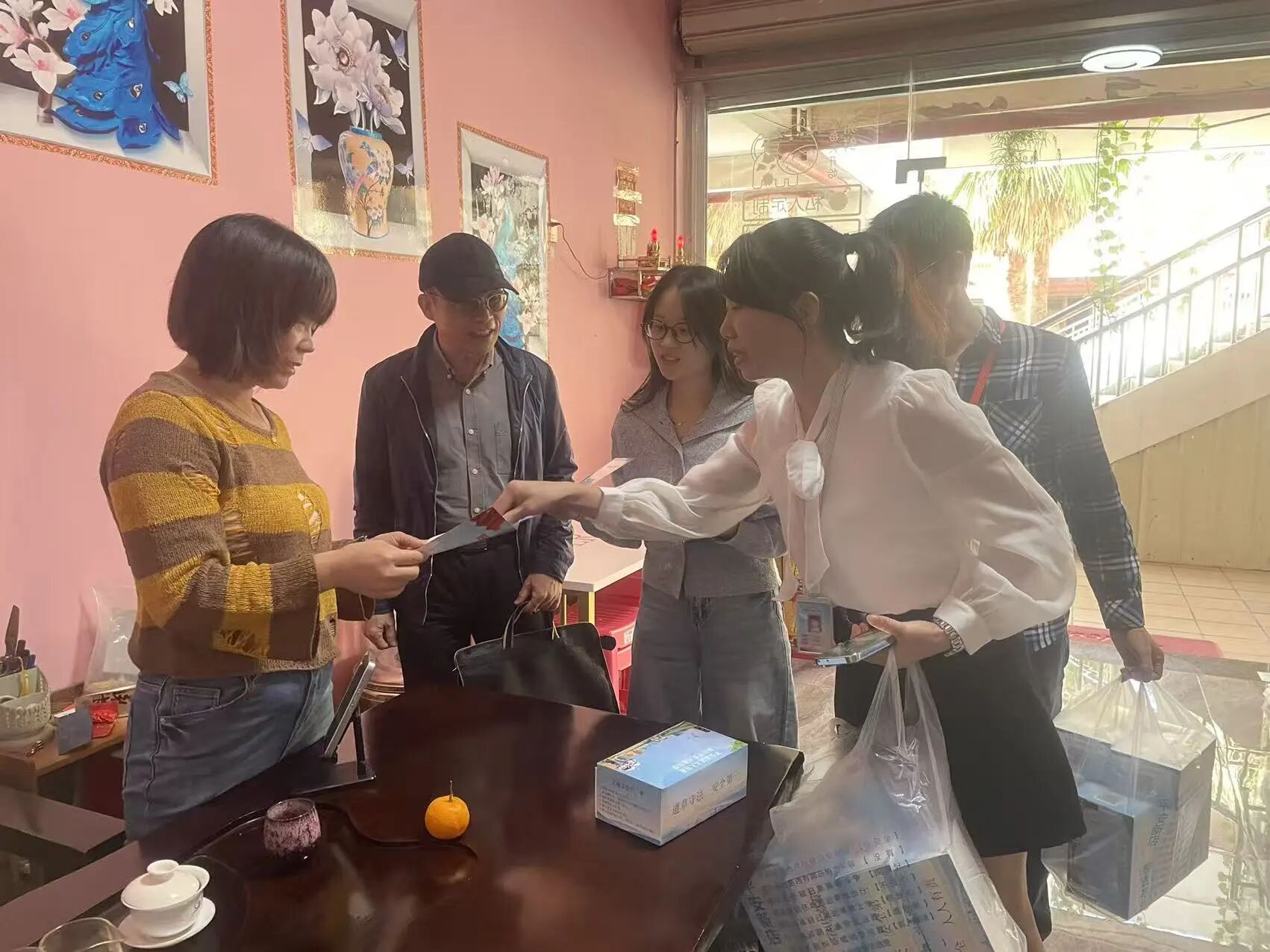 社区工作人员发放宣传材料