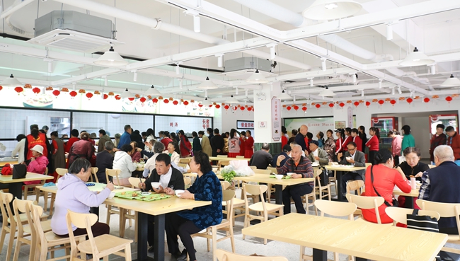 午餐時間，許多老人來到漳州開發區南濱社區幸福食堂用餐
