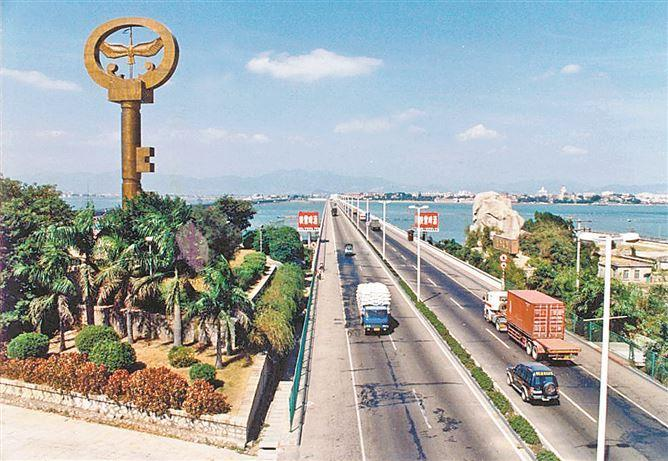 1986年，厦门国际银行全力支持厦门高集海峡大桥（即厦门大桥）建设债券发行。图为建成后的厦门大桥