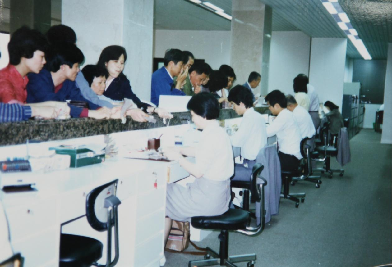 厦门国际银行早期营业场景（资料图）