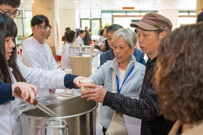 市民们饶有兴致地品尝紫苏饮