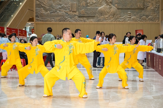 活动现场展示八段锦养生功法
