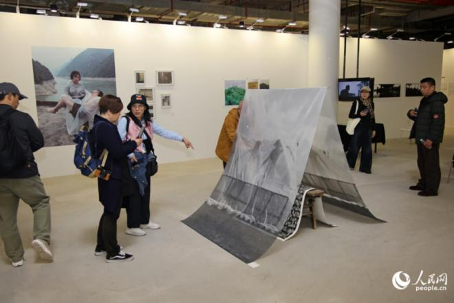 此次活動將集中展示約2500件攝影、影像、裝置及多媒體作品。人民網記者 陳博攝