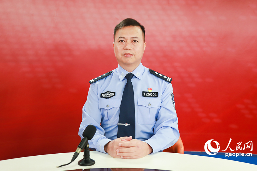 福州市公安局上街（高新区）分局局长陈长青接受人民网专访。人民网记者 陈永整摄