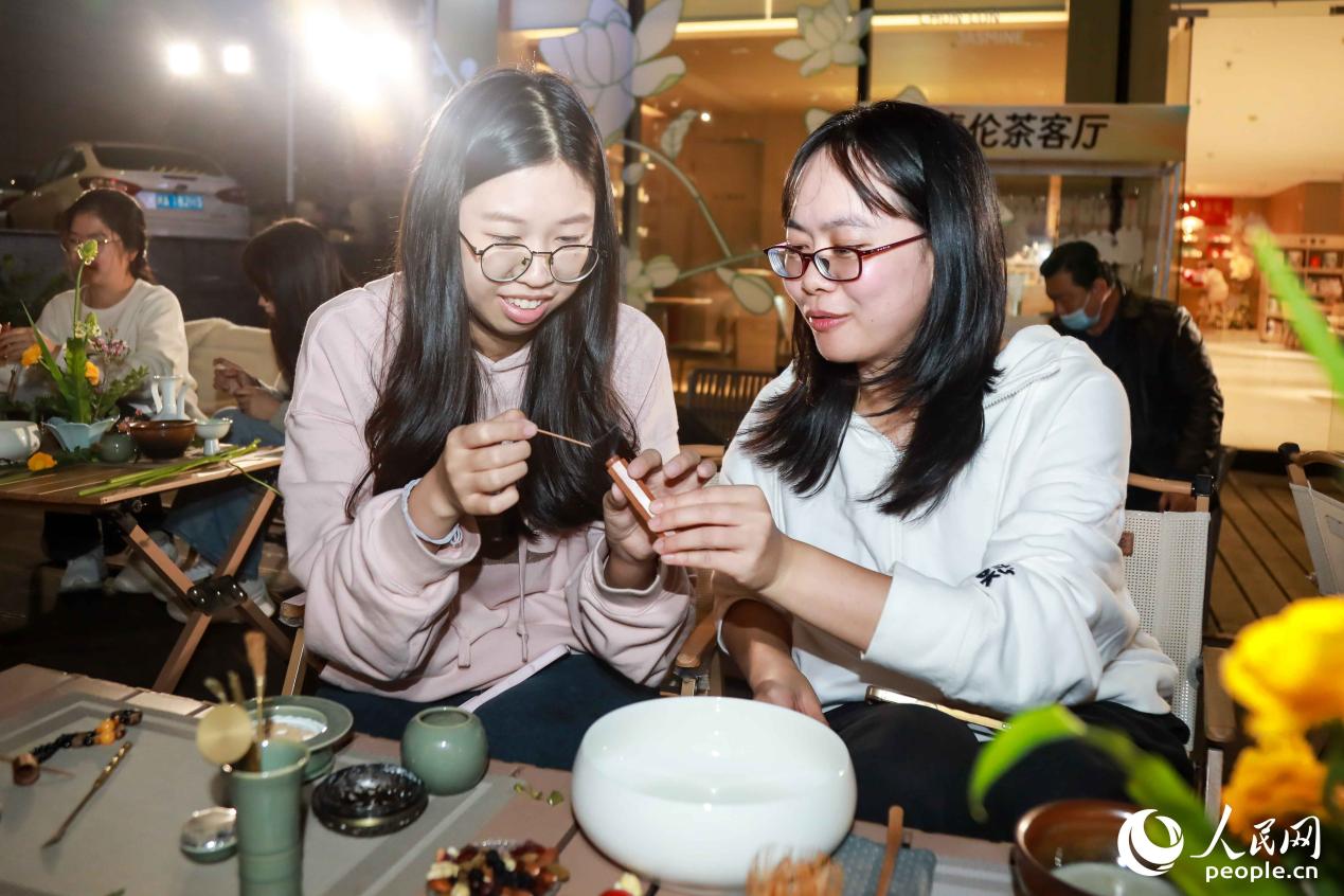 “焚香”环节香气袅袅，让人静心宁神。人民网记者 陈永整摄