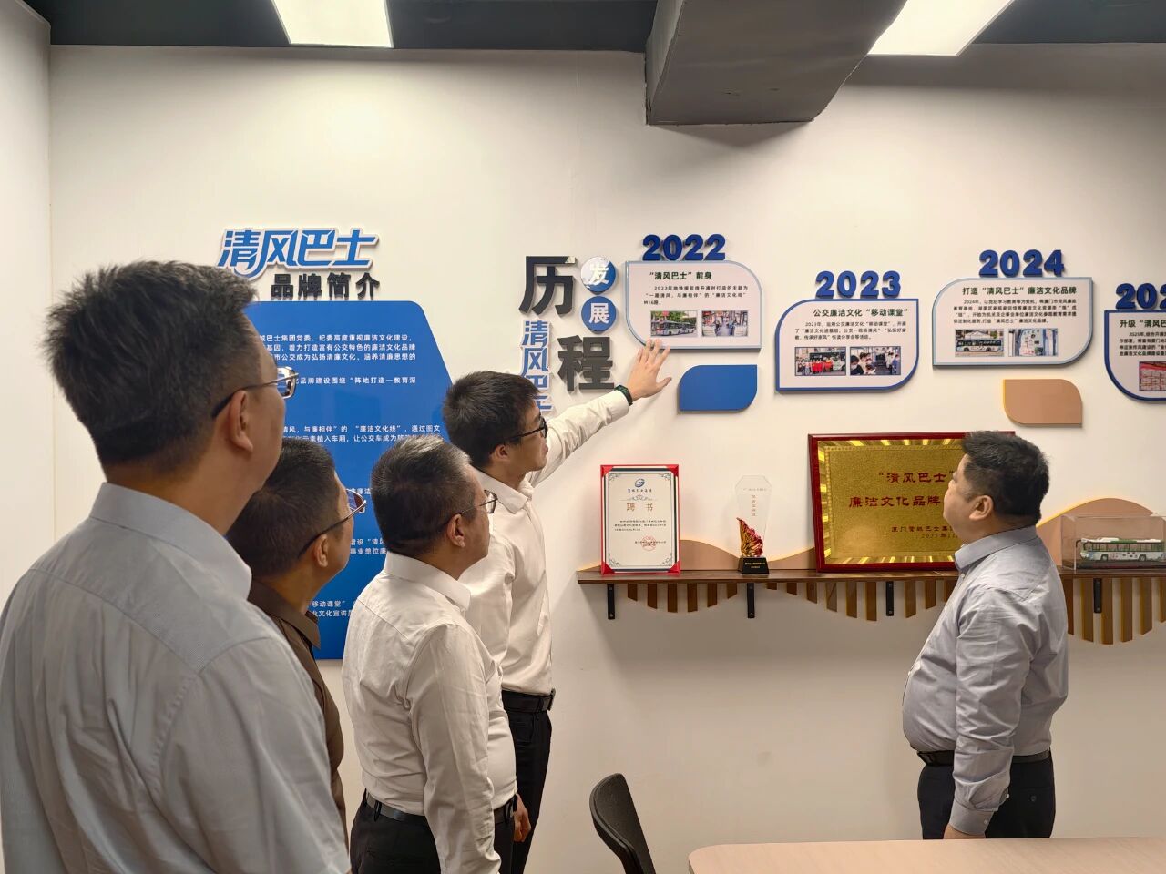 与会人员共同参观工作室