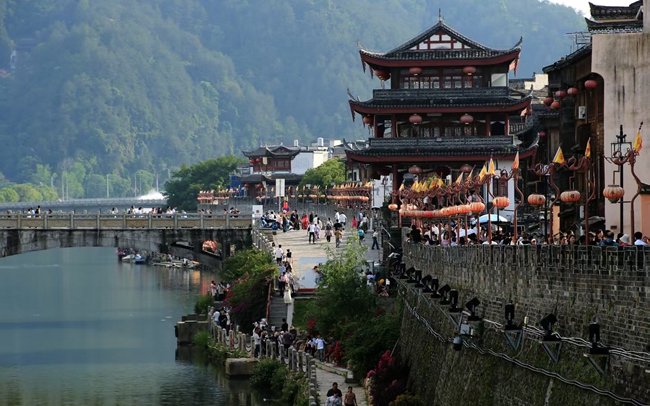 制定“一线一策”方案,实现电力设施与历史环境的和谐共生