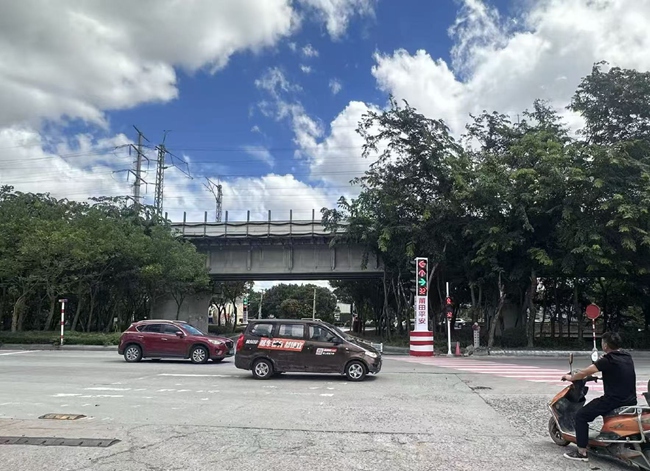 平安产险福建分公司联动交警部门对高风险路段进行改造，规范车流与行人通行秩序