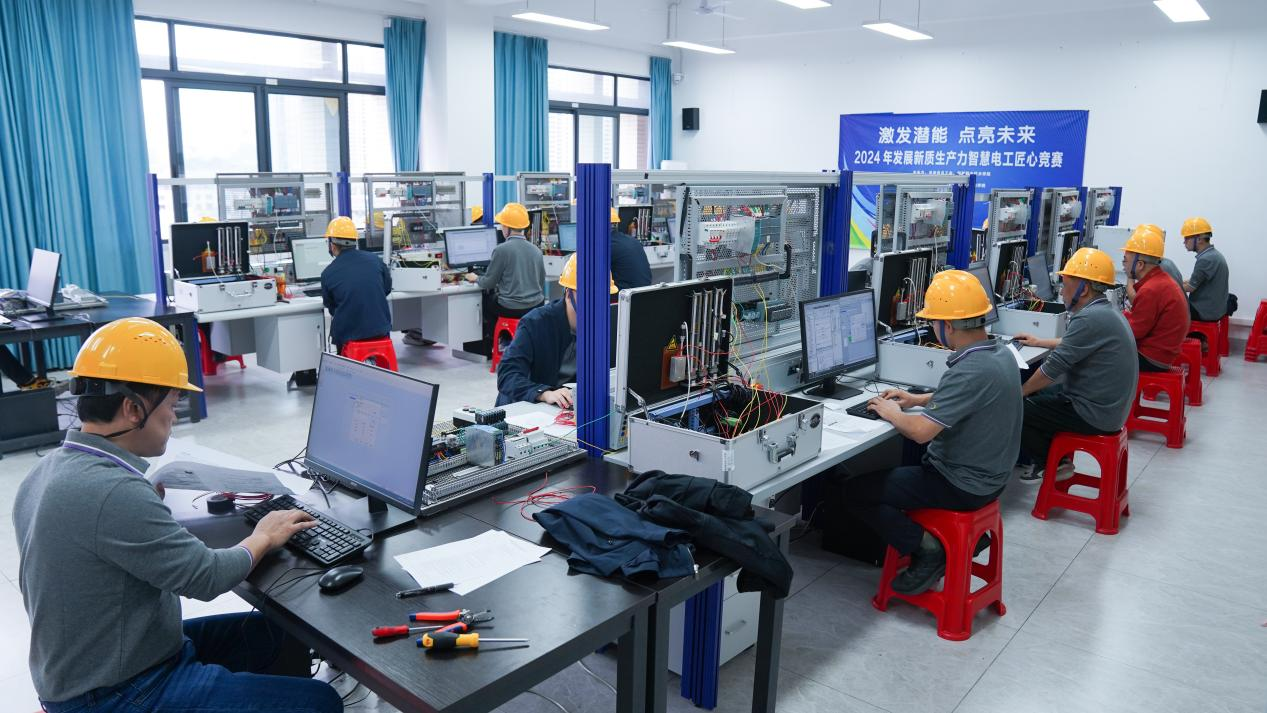 依托校企联合搭建的各类竞赛平台,青年技能人才得到磨砺与成长