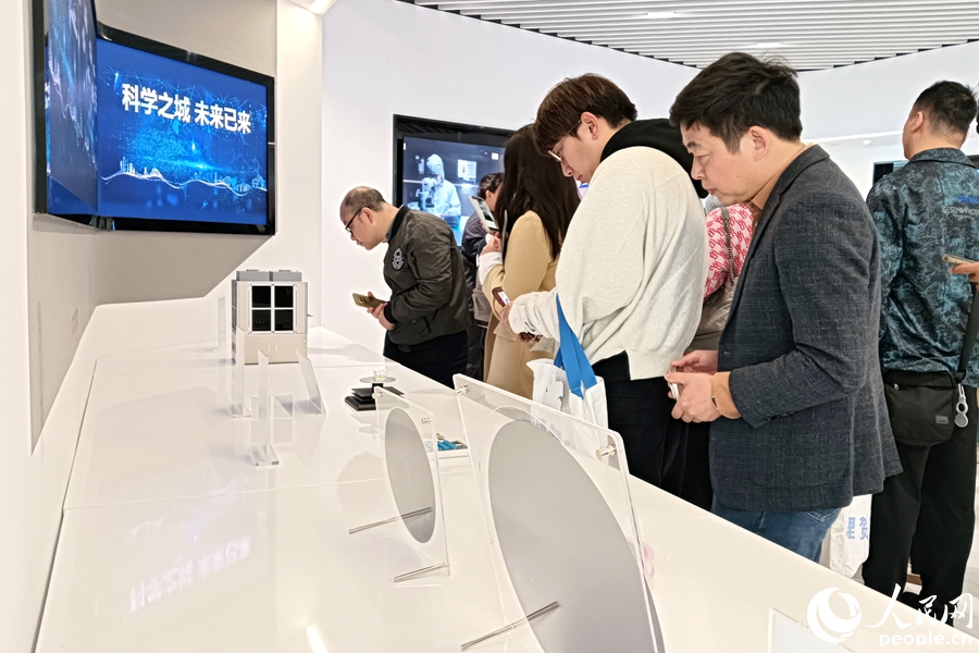 参观落地项目代表性高新技术产品。人民网记者 陈博摄