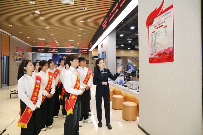 嘉庚学院师生代表参观政务服务大厅