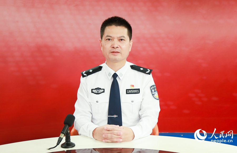 福州市闽侯县公安局局长陈碧耀接受人民网专访。人民网记者 陈永整摄