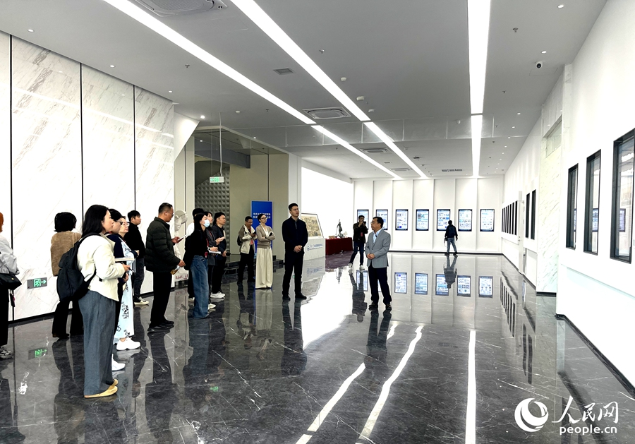 媒体采风团一行走进华侨大学南安智能制造研究院。人民网记者 陈蓝燕摄
