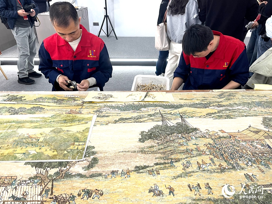 工艺师正修饰机器镶嵌后的马赛克艺画。人民网记者 陈蓝燕摄