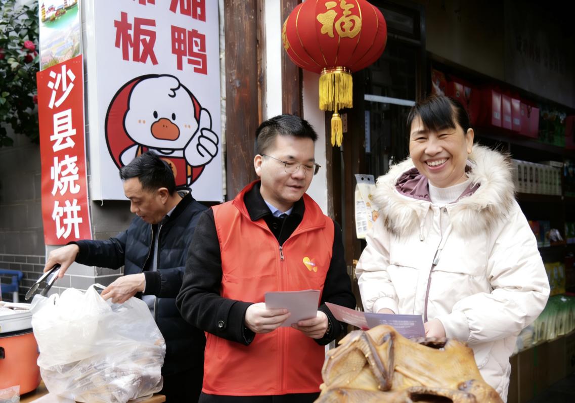 平安产险三明中心支公司工作人员根据用户需求,介绍金融保险相关产品及服务