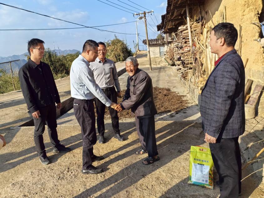 平安产险泉州中心支公司看望慰问安溪县剑斗镇红星村困难群众
