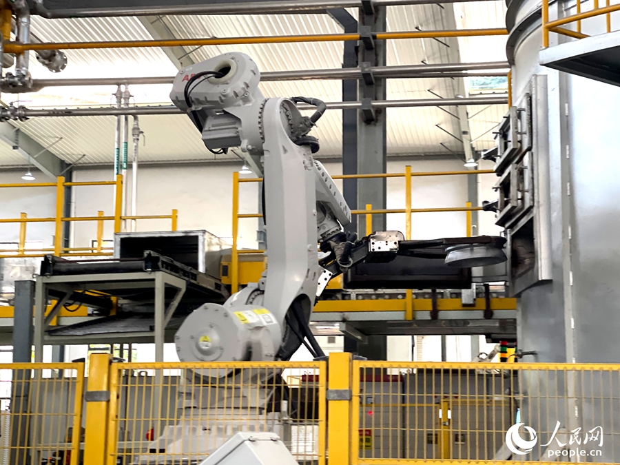 机械臂精准完成轮毂铸造加工。人民网记者 陈蓝燕摄