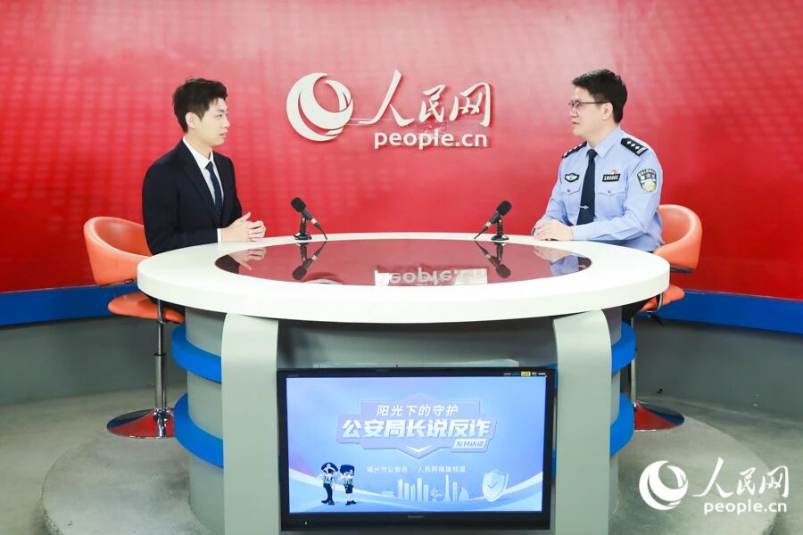 福州市连江县公安局局长梁仁昌做客人民网福建演播室。人民网记者 陈永整摄