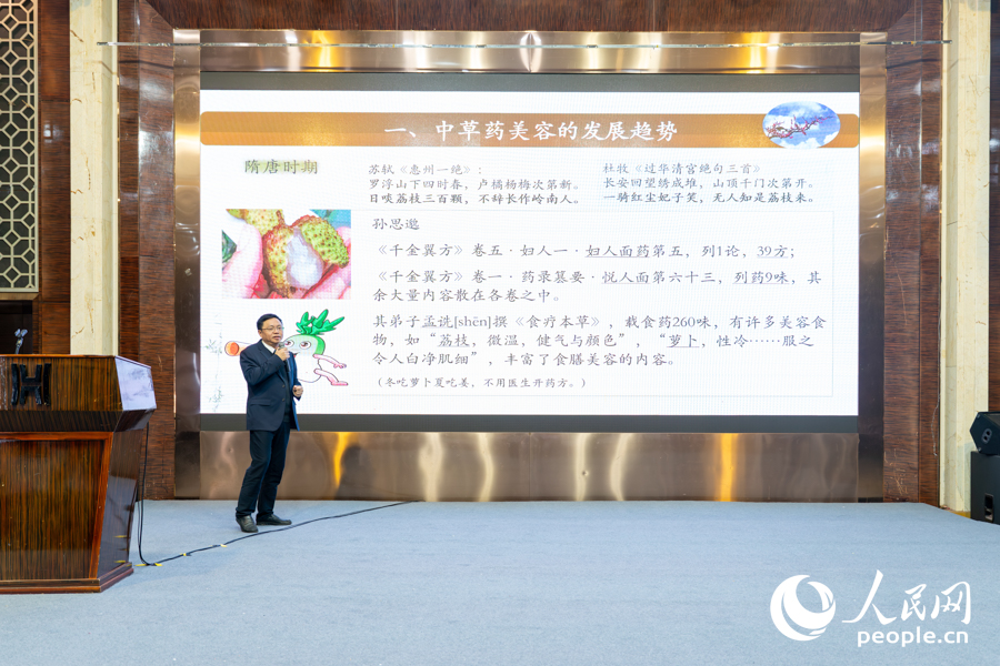 福建省卫生健康委员会二级巡视员钱新春作专题授课。实习生 郑舒尘摄