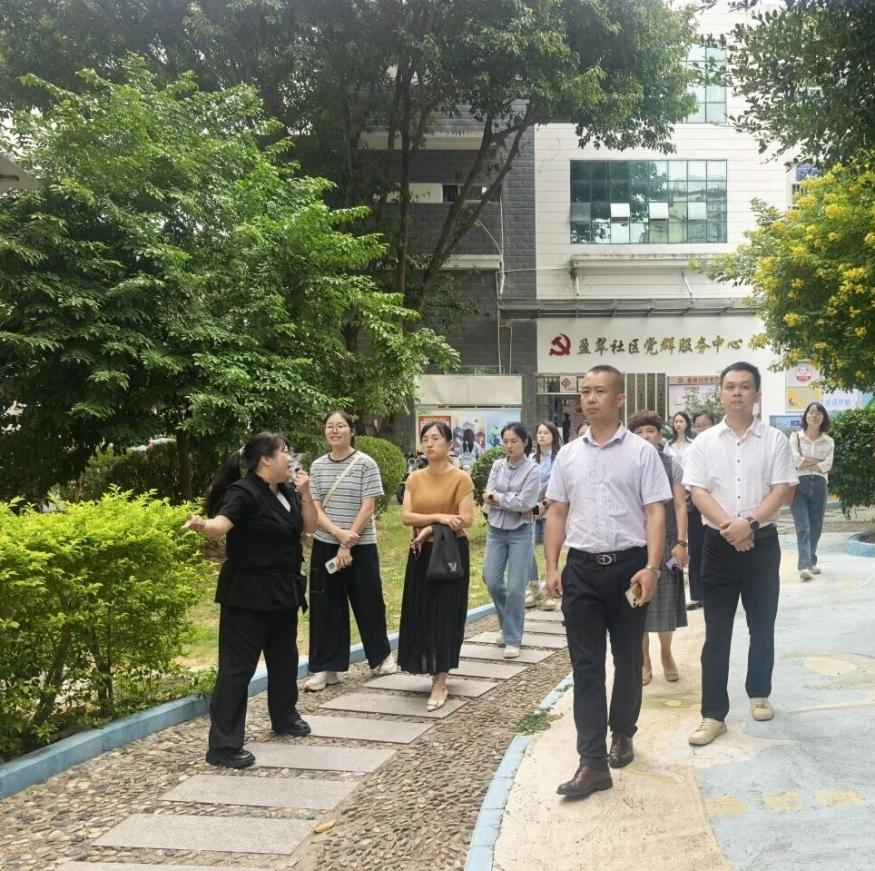 “頭雁領翔”城市社區黨組織書記培訓班學員到盈翠社區現場教學。翔安區委社會工作部供圖