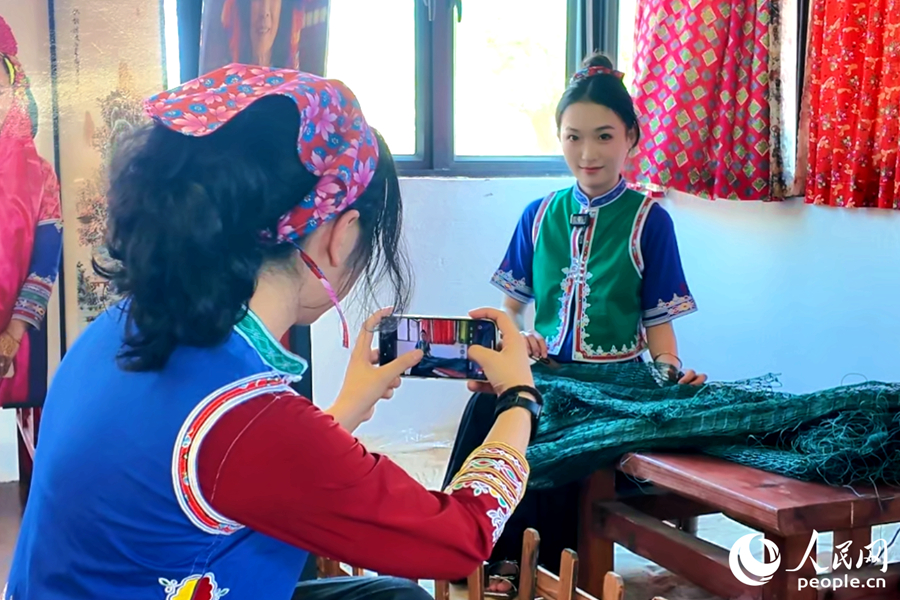 旅拍店内设有各色造景供游客拍摄。人民网 杨灏昱摄