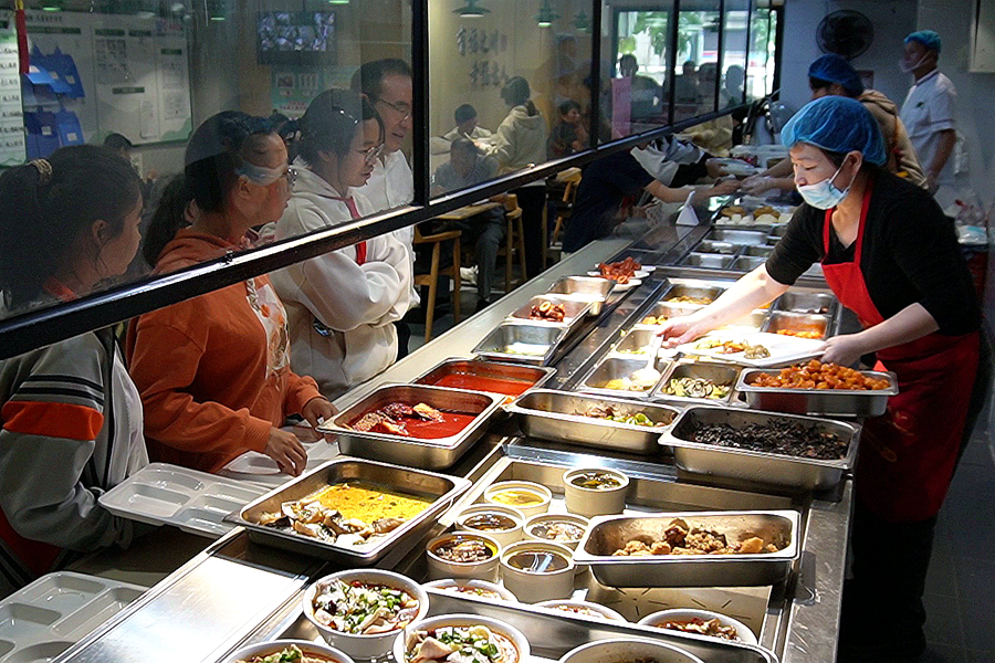 福州长者食堂面向社会开放，推行“一菜两价”经营模式。树兜社区供图