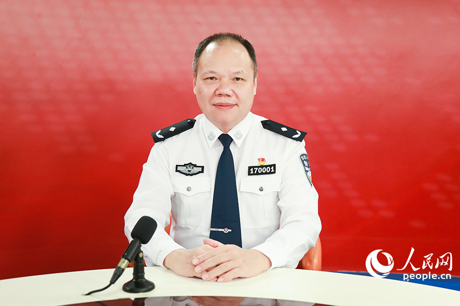 福州市闽清县公安局局长严子宜接受人民网专访。人民网记者陈永整摄