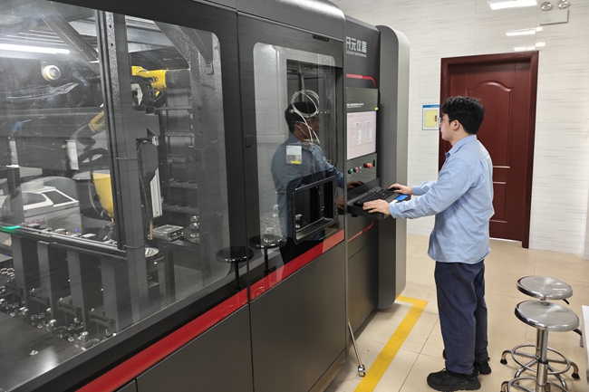 燃料化驗員操作著智能機器人化驗裝置。楊琳攝