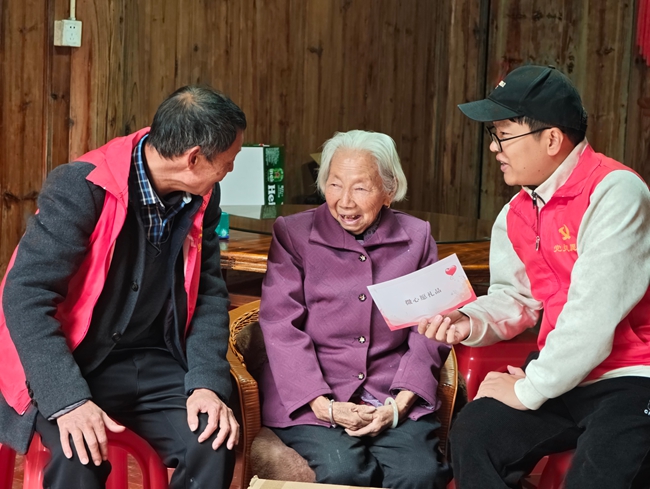 寿宁县水洋村党组织书记陈阿建入户为高龄老人点亮“微心愿”