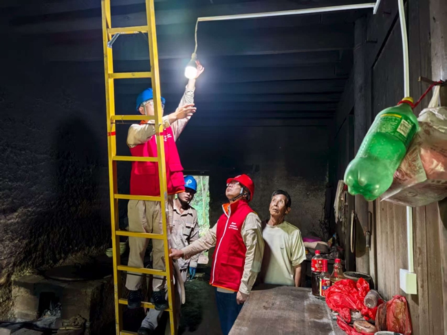 宁德市古田县党员志愿者帮助困难群众修电通电