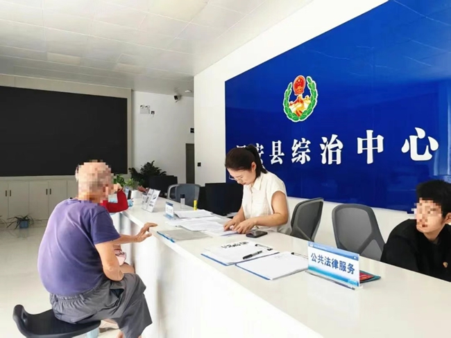 在詔安縣綜治中心，窗口工作人員正為前來辦事的群眾辦理相關業務