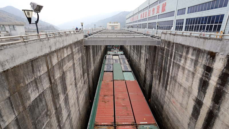 “閩江2號”貨船平穩駛出閩清水口船閘閘室