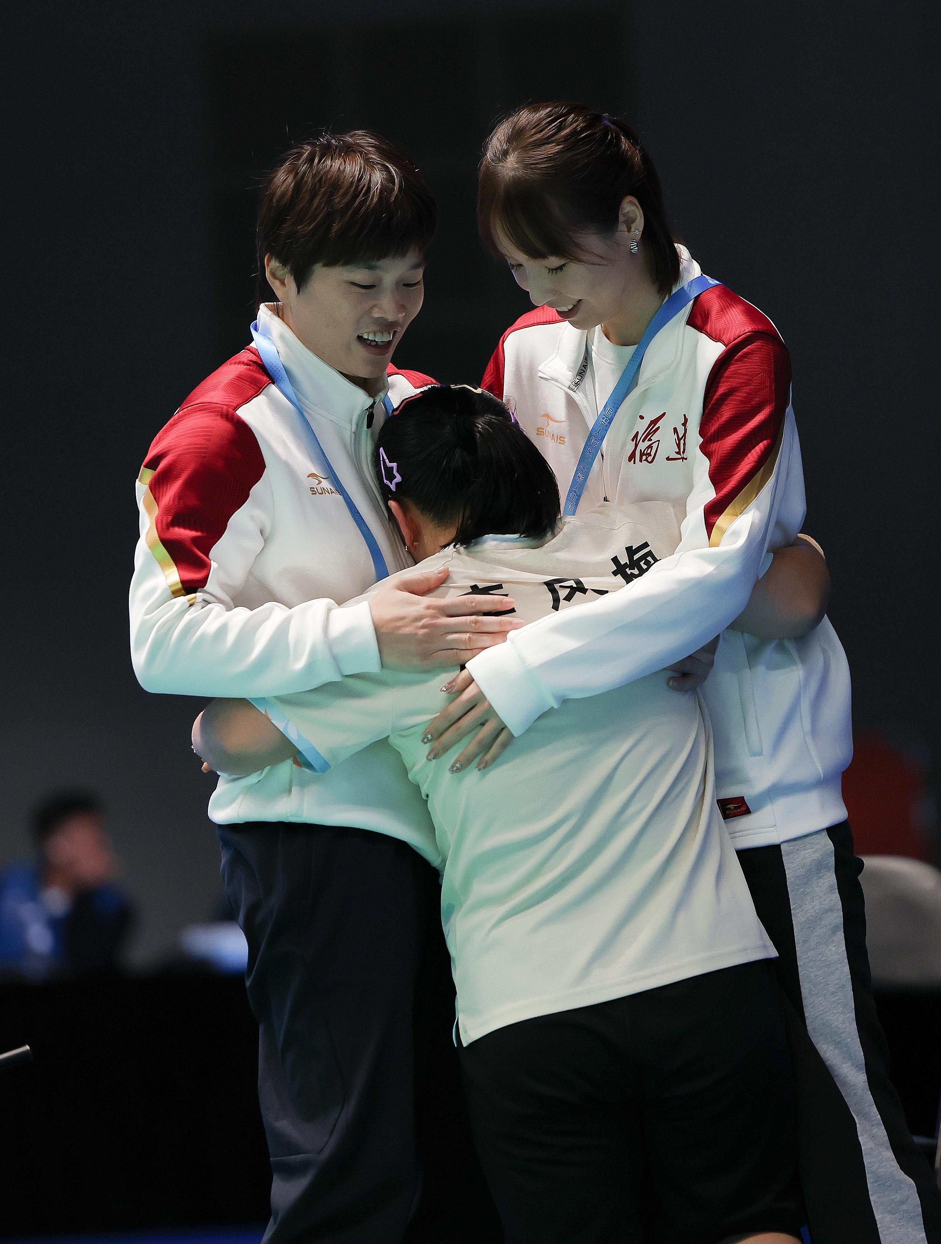 李凤梅在全国第十二届残特奥会羽毛球比赛后与教练团队庆祝胜利