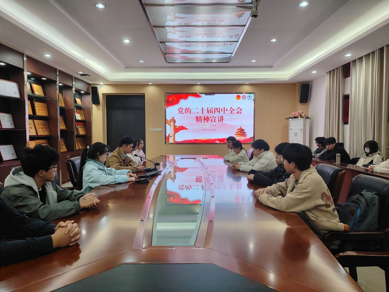 福州大学材料学院团委副书记授课。黄思雨摄