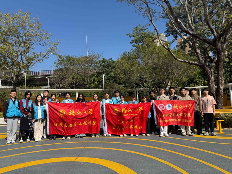 联合“河小禹”实践队在闽江公园开展水质考察活动。陈梓坤摄