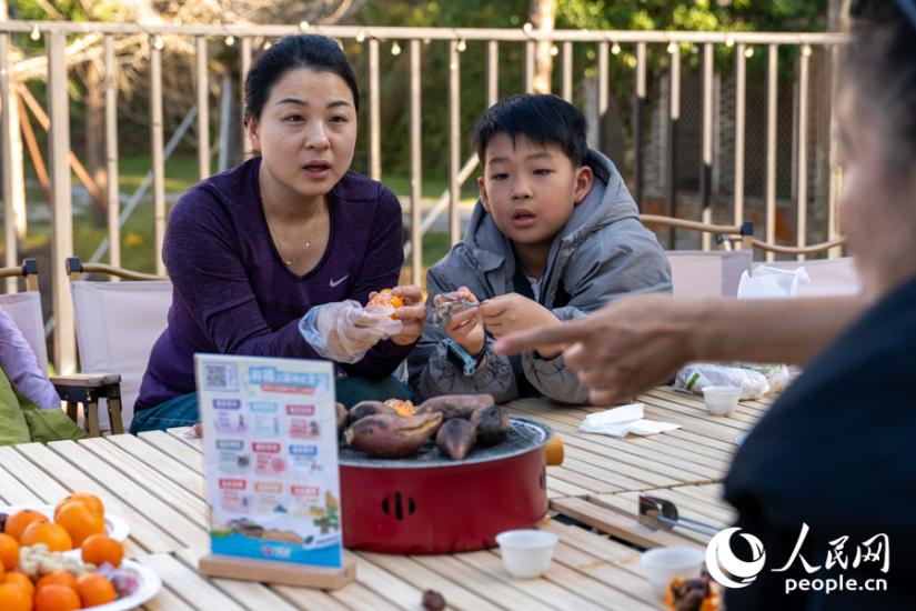读者围炉而坐,畅谈心得体会。实习生 郑舒尘摄