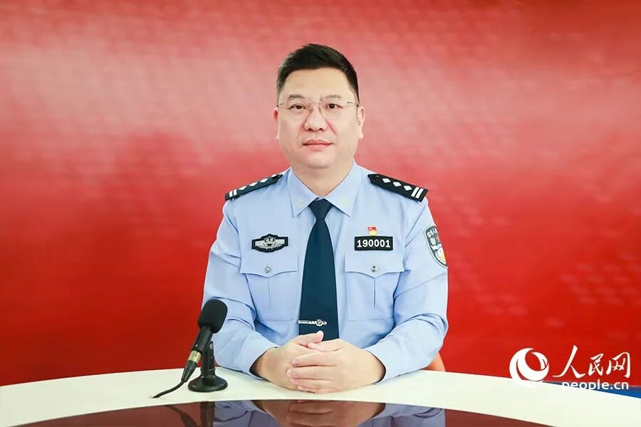 福州市罗源县公安局局长叶炜琳接受人民网专访。人民网记者 陈永整摄