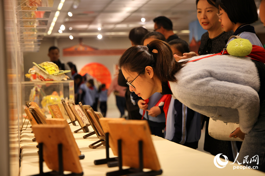 精美的作品引得观众驻足观赏。人民网记者 陈博摄