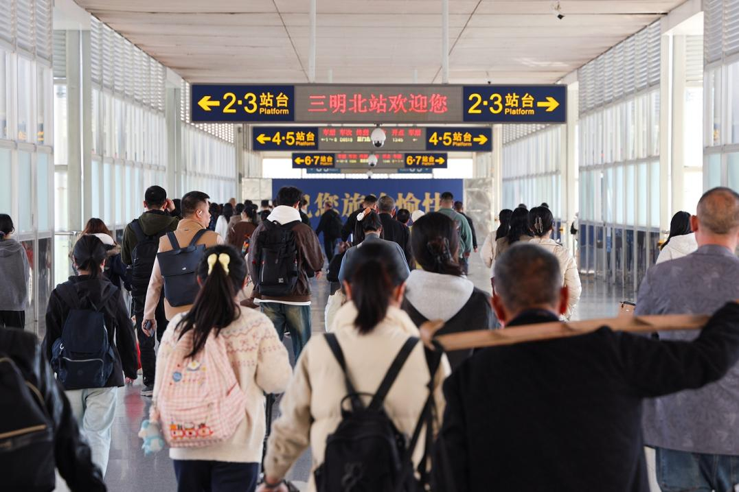 三明北站旅客天橋上，眾多旅客正在有序進站。黃育仁攝