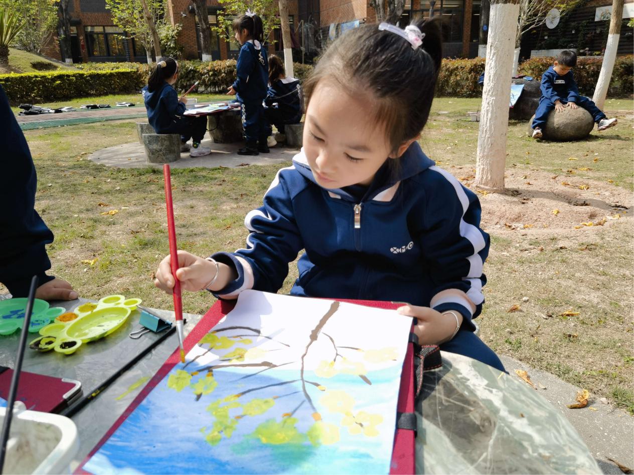 学生正在上美育一体化课程。厦门英才学校供图