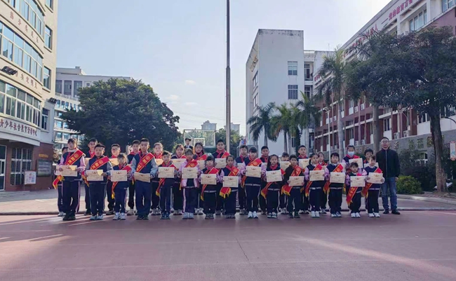 給獲獎孩子們頒發獎狀