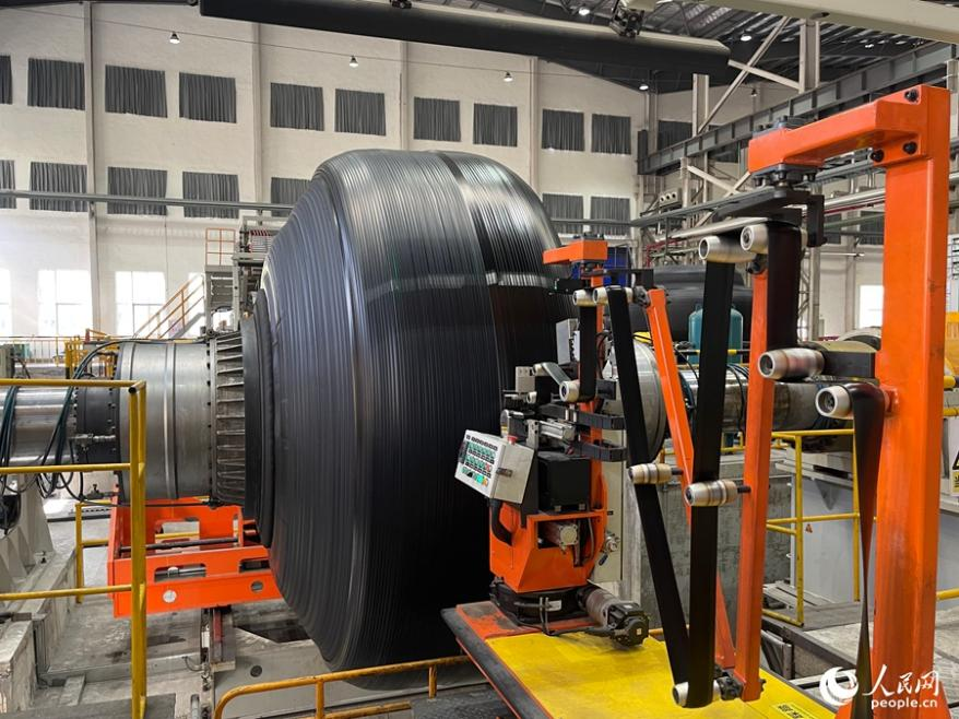 全钢巨胎生产线一角。人民网记者 陈蓝燕摄