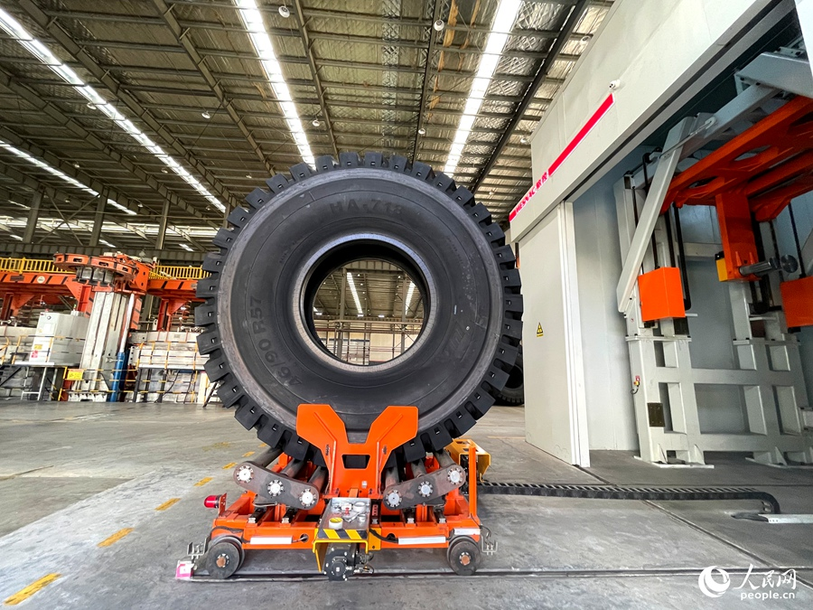 生产车间展示的全钢巨胎成品。人民网记者 陈蓝燕摄