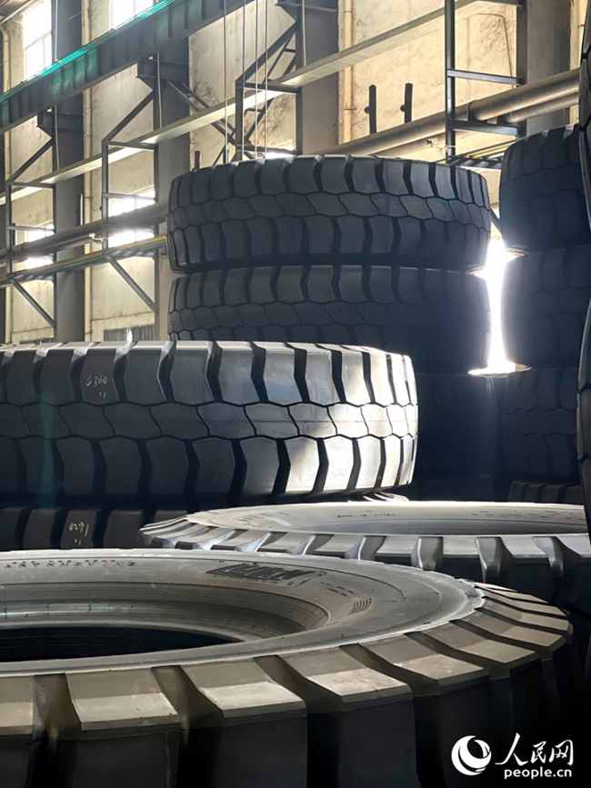 海安集团周转库的全钢巨胎。人民网记者 陈蓝燕摄