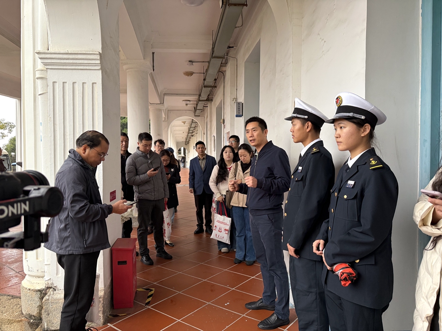 采风团首站参访“白楼”允恭楼。集美大学宣传部供图