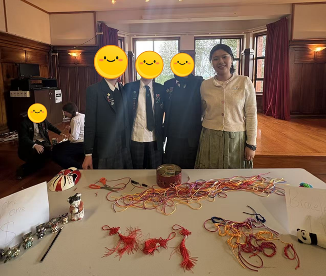 程咨碩與學生們參加學校多元文化節